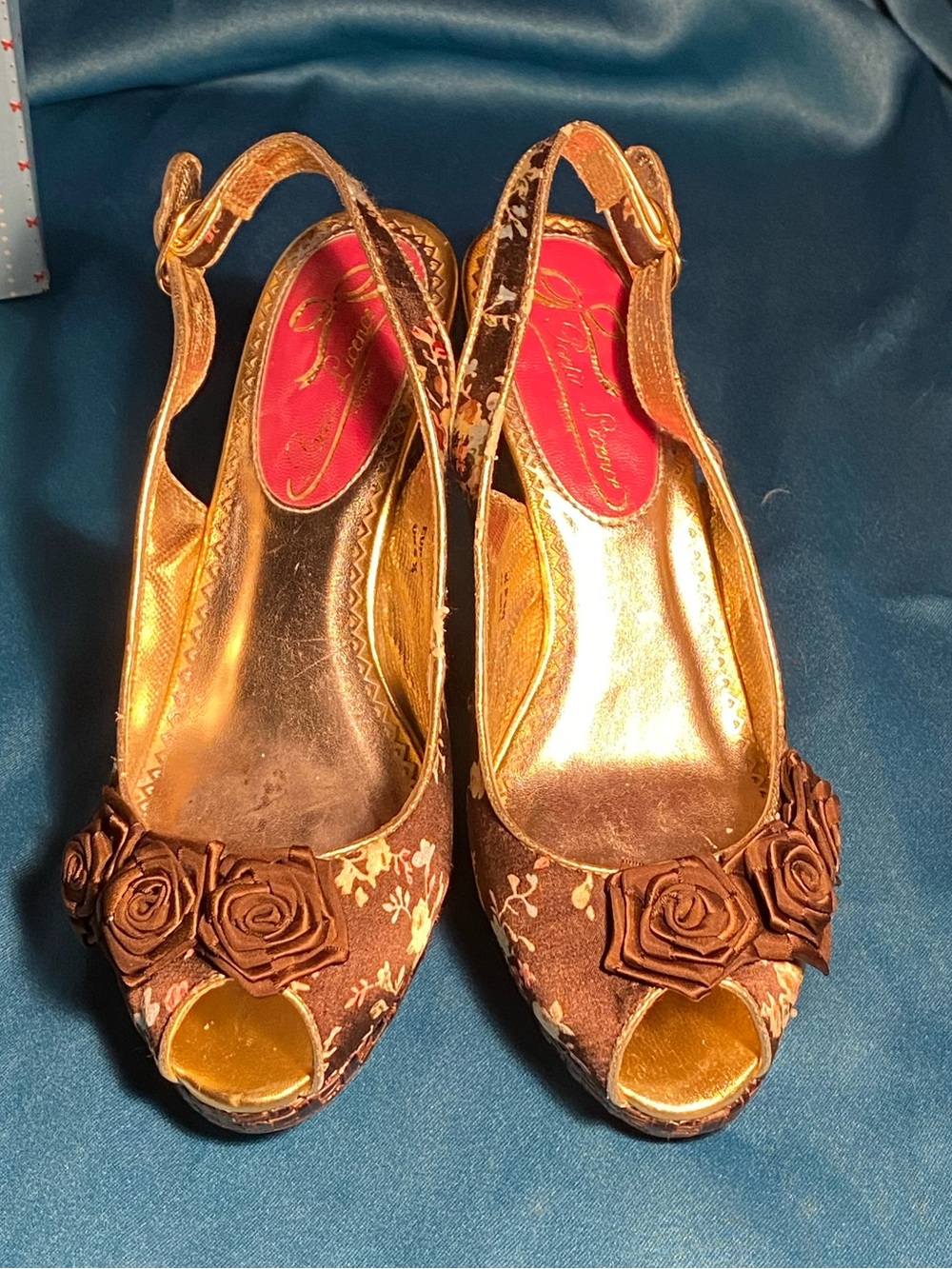 IC Poetic License,MISS CHINTZ,wedge sandal,floral/gold,rose appliqués,6.5 in box - Picture 2 of 13